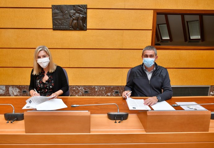 La presidenta de las Juntas de Bizkaia, Ana Otadui, y el presidente de Euskal Fondoa, Ernesto Sainz.