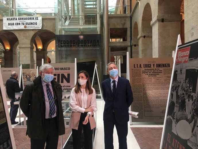 El presidente del Centro Memorial de las Víctimas del Terrorismo, Florencio Dominguez; la comisaria de la exposición, María Jiménez; y el presidente de la Fundación Víctimas del Terrorismo, Tomás Caballero (De izda. A dcha.)