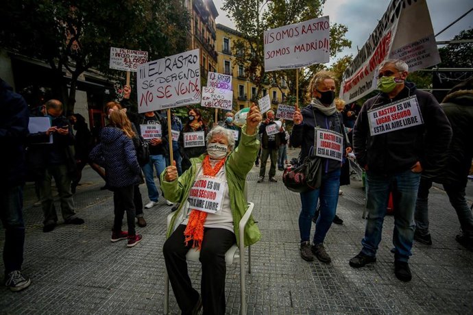 Varias personas sostienen carteles en una nueva manifestación de comerciantes de El Rastro.