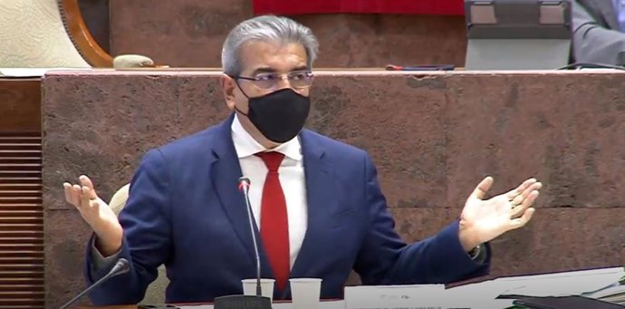 El vicepresidente y consejero de Hacienda, Presupuestos y Asuntos Europeos del Gobierno de Canarias, Román Rodríguez, en comisión parlamentaria