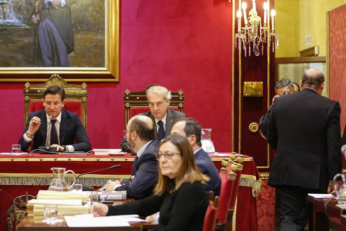 Sebastián Pérez, marchándose del pleno del  ayuntamiento de Granada después de  dimite como presidente provincial del PP por falta de "apoyo" de la dirección. Granada a 31 de enero del 2020