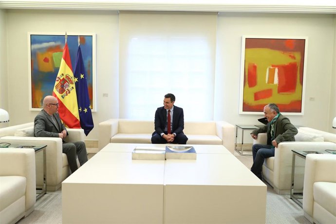 El presidente del Gobierno, Pedro Sánchez (c), con los secretarios generales de UGT, Pepe Álvarez (d), y de CCOO, Unai Sordo (i), el pasado mes de junio