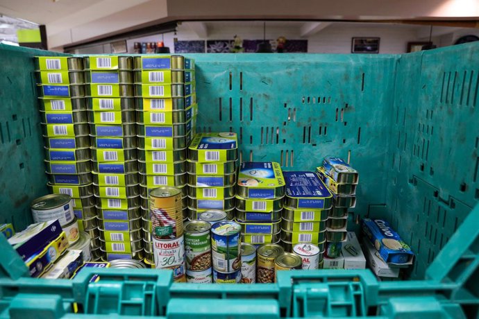 Comida dentro de grandes cajas en el Carrefour de Alcobendas, uno de los muchos puntos de recogida de alimentos. En Madrid, a 24 de noviembre de 2019.