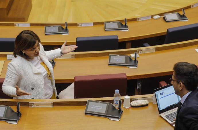 La presidenta del PPCV, Isabel Bonig, durante una sesión ordinaria en Les Corts