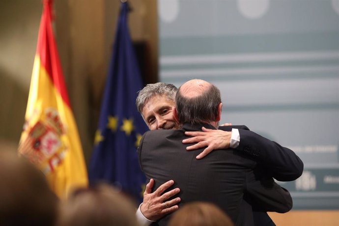 El ministro del Interior, Fernando Grande-Marlaska, saluda a Alfredo Pérez Rubalcaba durante su toma de posesión como ministro en junio de 2018