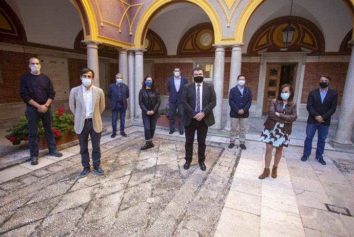 El alcalde de Huelva, Gabriel Cruz, con las entidades de economía social y solidaria tras la firma del acuerdo.