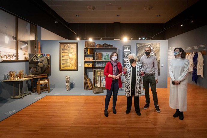 Presentación de la exposicion Estudio Cañada por la vicealcaldesa y consejera municipal de Cultura y Proyección Exterior del Ayuntamiento de Zaragoza, Sara Fernández; la comisaria de la muestra, Ana Revilla, y el nieto de Alejandro Cañada, Carlos Carnic