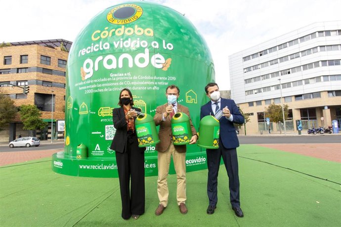 El alcalde de Córdoba, José María Bellido, el presidente de la empresa municipal de Saneamientos (Sadeco), David Dorado, y la gerente de zona de Ecovidrio, Coral Rojas-Marcos, en la presentación de la campaña 'Andalucía recicla vidrio a lo grande'.