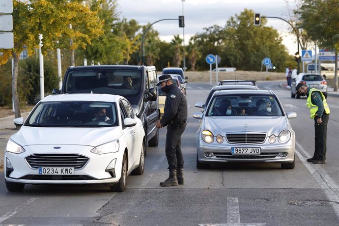 La Guardia Civil y la Policía local de Pulianas,  realizan juntos controles de tráfico en los límites de la ciudad de Granada y la localidad de Pulianas debido al cierre perimetral en Granada  y su área metropolitana. Granada a 26 de octubre 2020