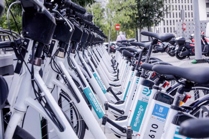 Bicicletas ancladas en Plaza de Castilla durante el día del primer reparto de la puesta en marcha de BiciMAD Go, un nuevo proyecto de movilidad compartida con bicicletas eléctricas sin base fija compuesto por 454 dispositivos que la Empresa Municipal de