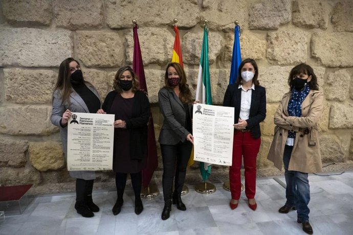 La teniente de alcalde de Cultura en el Ayuntamiento de Córdoba, Marian Aguilar (centro), entre la diputada de Cultura, Salud Navajas (segunda por la izda.) y la delegada del ramo de la Junta, Cristina Casanueva (cuarta), durante la presentación