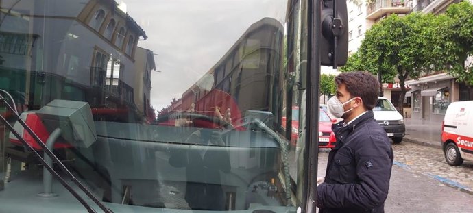 Beltrán Pérez, junto a un autobús de Tussam.