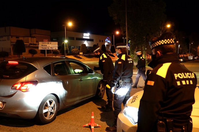 Pla obert d'un control de la Policia Local de Lloret de Mar durant el cap de setmana de Tots Sants