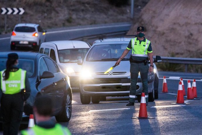 Agentes de Guardia Civil realizan un control en la carretera A-4, en Madrid (España), a 9 de octubre de 2020. El Ministerio del Interior ha comenzado a desplegar un amplio operativo de controles policiales en Madrid y el resto de municipios afectados po