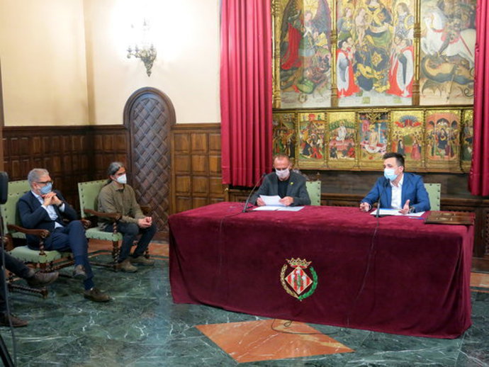 Imatge de la signatura del conveni amb l'alcalde de Lleida, Miquel Pueyo, el delegat d'Aqualia a Lleida i Tarragona, Francesc Quintill, i el tinent d'alcalde Sergi Talamonte i el cap de l'Oposició, Flix Larrosa, el 3 de novembre del 2020. (Horitzontal)