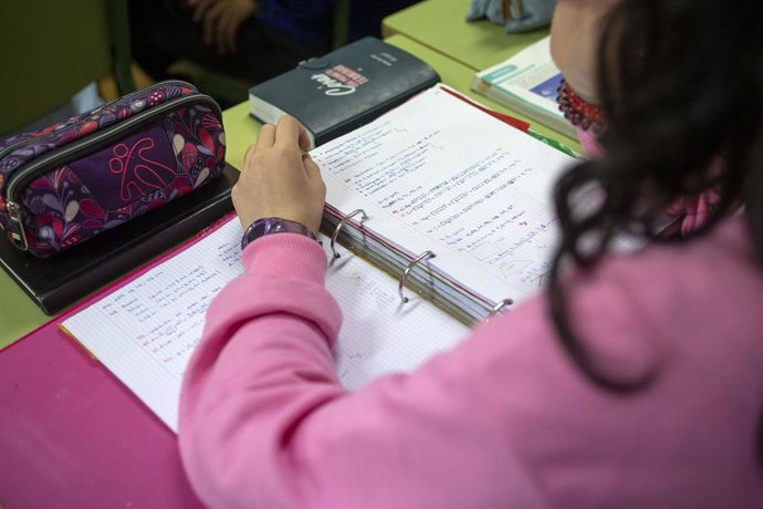 Estudiante gallega con apuntes y estuche en una aula de Galicia
