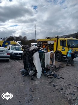 Uno de los dos vehículos involucrado en un accidente de tráfico con tres heridos en El Pedregal, Tineo.