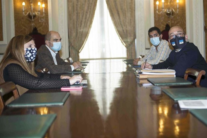 Irene García reunido con el presidente de la ELA de Zahara de los Atunes