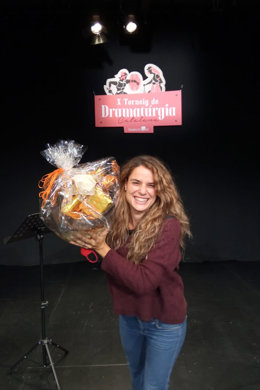 Pla obert de la semifinalista del X Torneig de Dramatúrgia, Lara Díez, després de proclamar-se guanyadora en el combat el 2 de novembre de 2020 (Vertical)