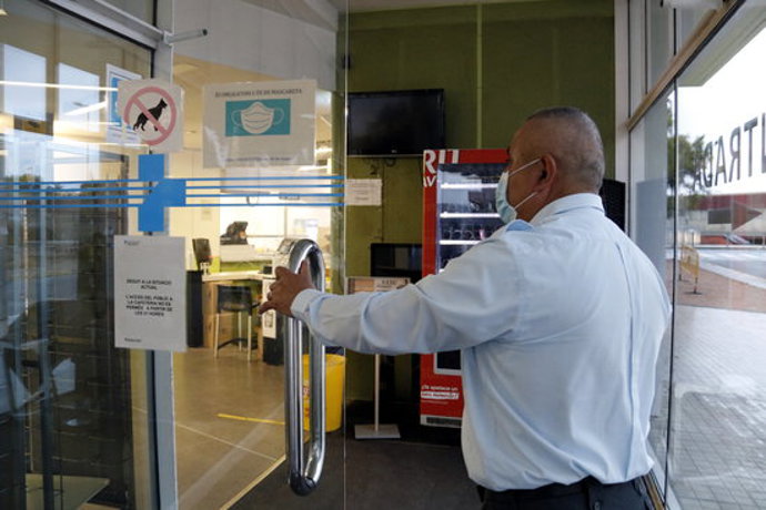 Pla mig del guarda de seguretat a l'entrada de la cafeteria de l'Hospital Universitari Arnau de Vilanova de Lleida. Imatge del 3 de novembre de 2020. (Horitzontal)
