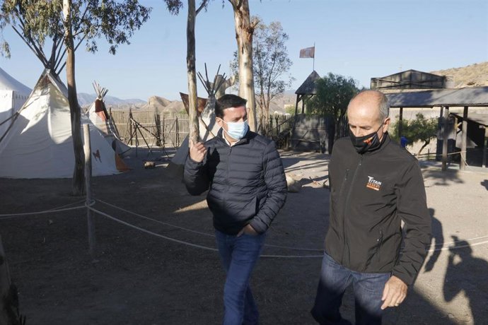 El presidente de la Diputación, Javier Aureliano García, visita el campamento de la Titan Desert