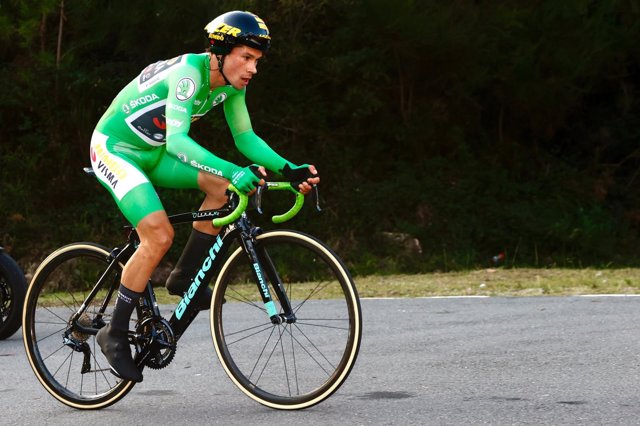 El ciclista esloveno Primoz Roglic (Jumbo-Visma), ganador de la contrarreloj de la decimotercera etapa de La Vuelta a España 2020, disputada entre Muros y el Mirador de Ézaro sobre 33,7 kilómetros