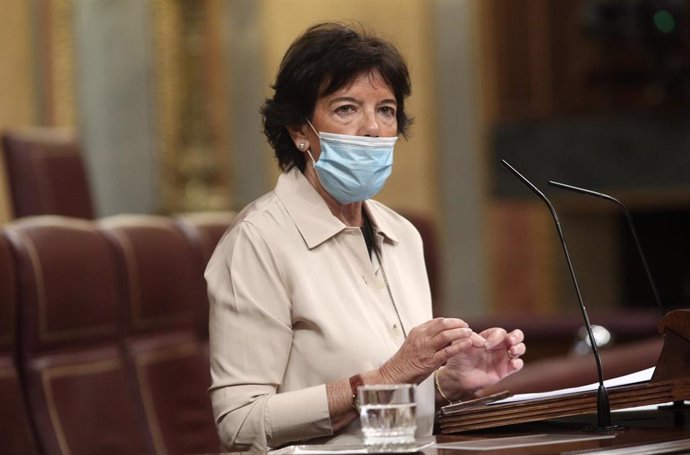 La ministra de Educación y Formación Profesional, Isabel Celaá, en la tribuna del Congreso de los Diputados.