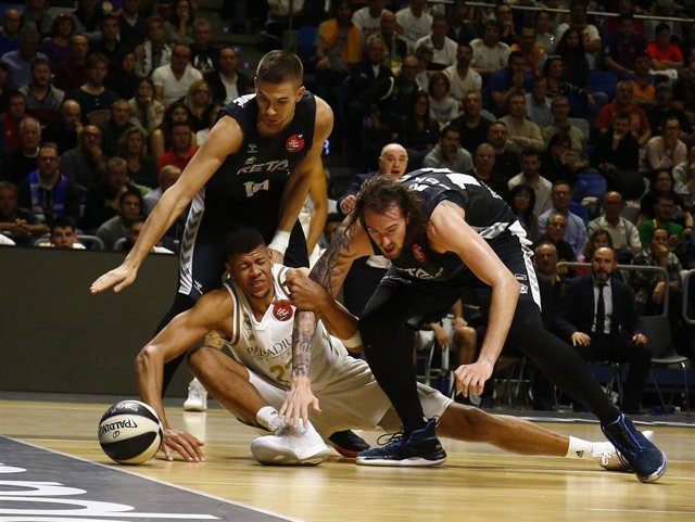 Tavares en un Real Madrid - Bilbao Basket