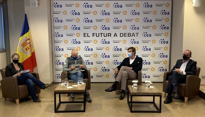 La periodista Noemí Rodríguez modera la taula rodona amb Joan Viladomat, de Grandvalira-Saetde, Miguel Pedregal, de Caldea, i Jordi Daban, de Daguisa Hotels.