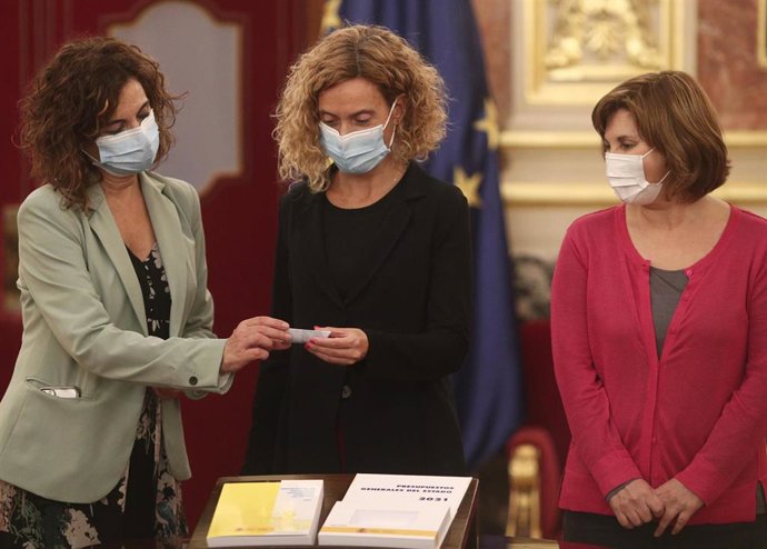 (I-D) La ministra de Hacienda y Función Pública, María Jesús Montero;  la presidenta del Congreso de los Diputados, Meritxell Batet; y presidenta de la Comisión de Presupuestos, Pilar Garrido