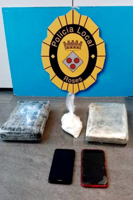 Els fardells amb els 2,8 quilos de cocana que ha interceptat la Policia Local de Roses durant el control d'aquest 3 de novembre del 2020 (Vertical)