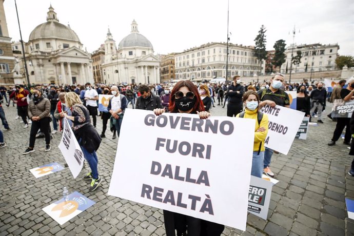 02 November 2020, Italy, Rome: Food and beverage workers take part in a demonstration at Piazza del Popolo against the imposed restrictions to curb the spread of the coronavirus. Photo: Cecilia Fabiano/LaPresse via ZUMA Press/dpa