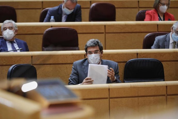 El ministro de Inclusión, Seguridad Social y Migraciones, José Luis Escrivá, durante una sesión de control al Gobierno en la Cámara Alta,