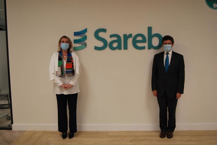 La consejera de Agricultura,  Eva Hita y presidente Sareb Jaime Echegoyen, tras firmar acuerdo de colaboración