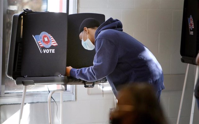 Un joven vota en Clearwater (Florida)