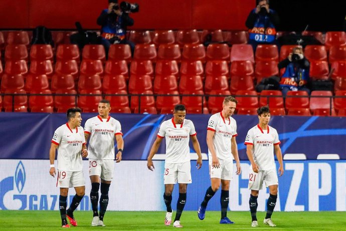 Jugadores del Sevilla ante el Rennes