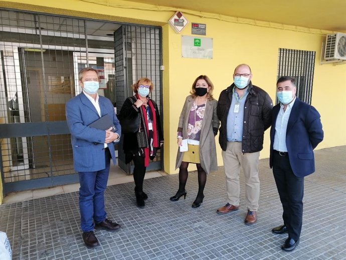 La delegada de Salud y Familias, María Jesús Botella (centro), visita el consultorio de Alcolea