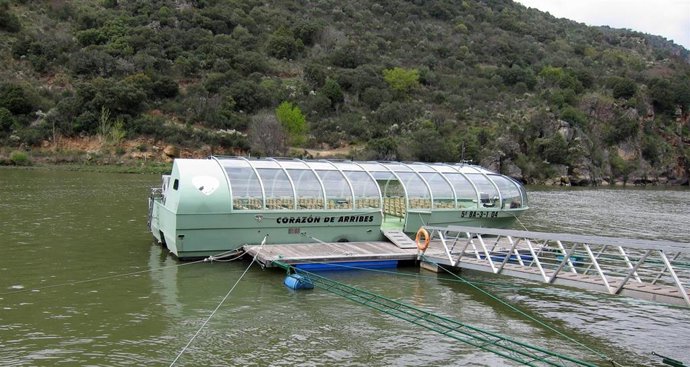 Barco 'Corazón de Arribes' que realiza cruceros fluviales en el embalse de Aldeadávila (Salamanca), en Arribes del Duero.