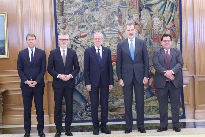 El Rey Felipe VI (4i) mantiene un encuentro con el Presidente Federal de la República Austria, Alexander Van der Bellen (3i), que asiste a la XXV Conferencia de Naciones Unidas sobre el Cambio Climático (COP25), en Madrid (España), a 3 de diciembre de 2