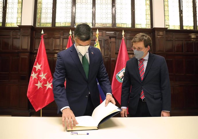 El alcalde de Madrid, José Luis Martínez-Almeida, recibe en el Palacio de Cibeles al opositor venezolano Leopoldo López.