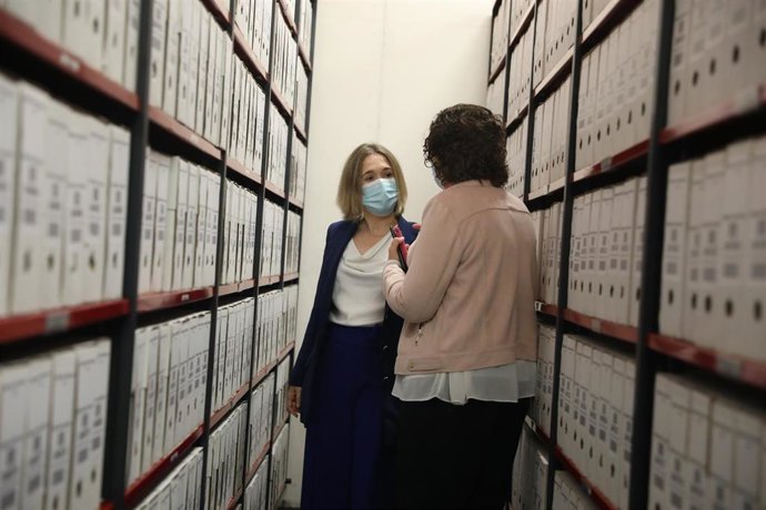 La consejera de Cultura y Turismo de la Comunidad de Madrid, Marta Rivera de la Cruz (i), visita el Archivo Regional de la Comunidad de Madrid junto con su directora, Nieves Sobrino (d), para conocer la iniciativa Memorias del COVID-19. 