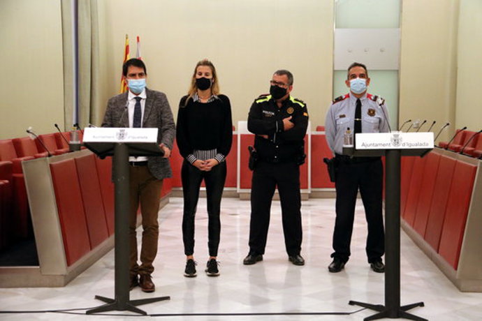 Pla obert de l'alcalde d'Igualada, Marc Castells, acompanyat pel cap de la Policia Local i dels Mossos a la ciutat. 3 de novembre de 2020. (Horitzontal)