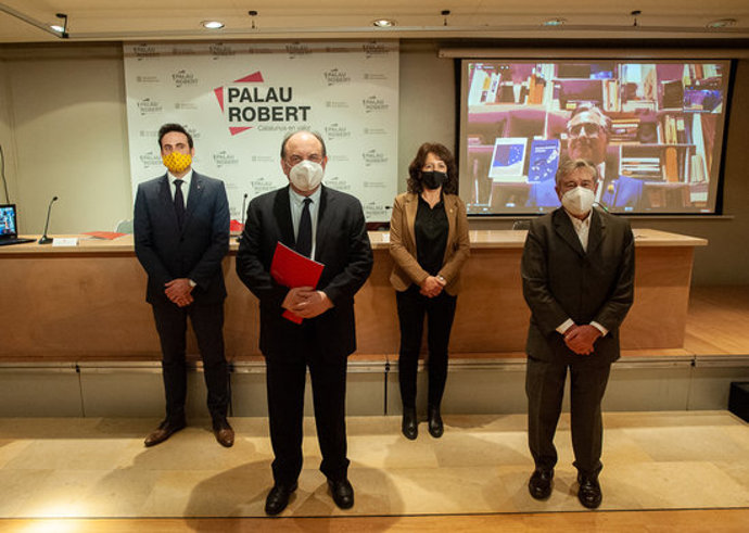 Els responsables de la Universitat de Vic i de l'escola de disseny Elisava amb l'alcaldessa de Vic, Anna Erra, i el conseller d'Empresa i Coneixement, Ramon Tremosa, a la pantalla del darrere. Pla general. 3 de novembre del 2020. Vic (Horitzontal)