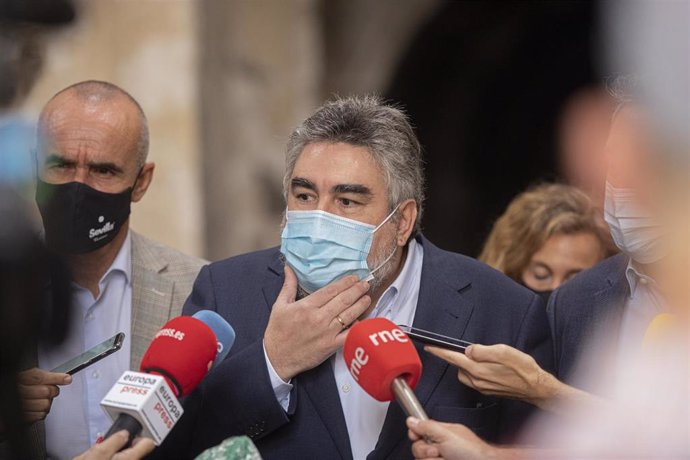 El ministro de Cultura y Deporte, José Manuel Rodríguez Uribes (c), atiende a los medios de comunicación en su visita la Fábrica de Artillería. En Sevilla (Andalucía, España), a 02 de octubre de 2020.