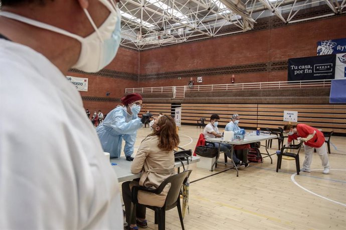 Una vecina de la zona básica de salud de San Juan de la Cruz sale se somete a un test de antígenos para detección del coronavirus en el polideportivo municipal El Torreón, en Pozuelo de Alarcón, Madrid (España), a 3 de noviembre de 2020.