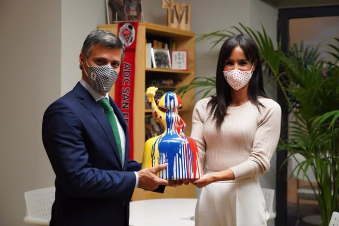 La vicealcaldesa de Madrid, Begoña Villacís, regala a Leopoldo López una menina que emula la Estatua de la Libertad con los colores de Venezuela