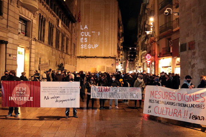 Pla obert de la concentració del sector cultural de Lleida a la plaa Paeria per rebutjar les darreres restriccions i per defensar que "la cultura és segura", el 3 de novembre del 2020. (Horitzontal)