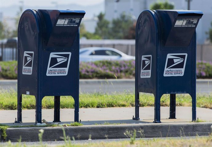 16 August 2020, US, San Jacinto: Drive-through drop boxes of the USPostal Service are placed on Alessandro Boulevard in front of the USPS building in Moreno Valley. Top US Democrat Nancy Pelosi on Sunday said she would call the House of Representatives