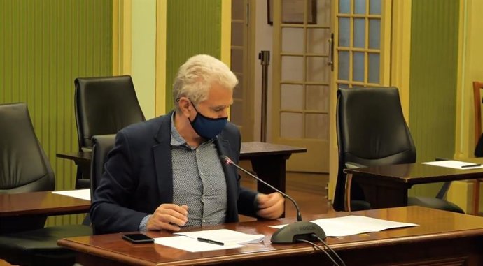 El diputado de El PI Josep Meli durante la Comisión de Hacienda del Parlament.