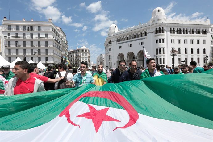 Manifestación en Argelia para exigir la salida del poder de personas del círculo del expresidente Abdelaziz Buteflika